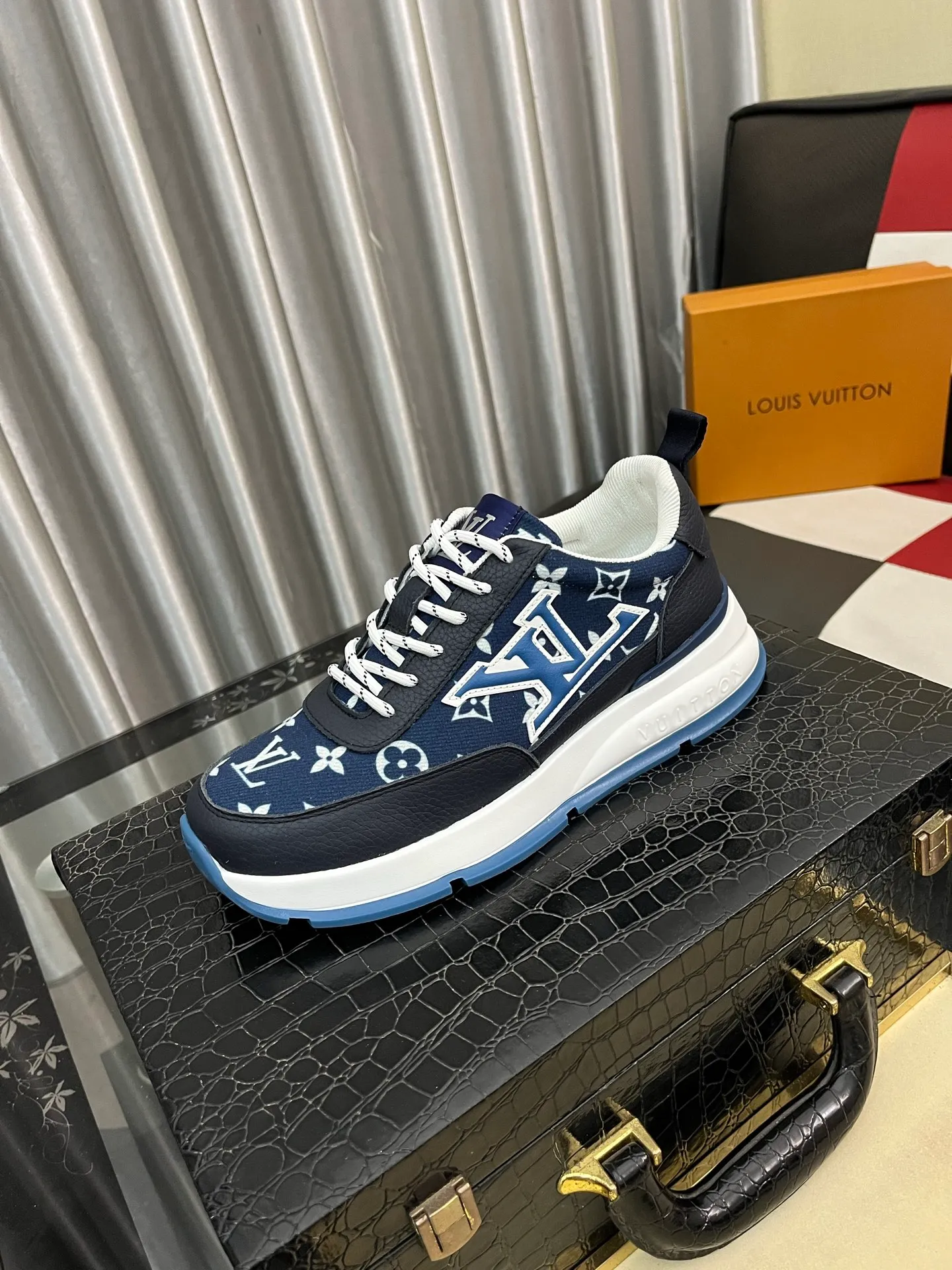 Men's shoes 💰: 438⌚️⌚️[LOUIS VUITTON] Same style as Louis Vuitton* official website🚹Men's high-top casual shoes❤️Same style as popular celebrities ~ best-selling at home and abroad Lv focuses on the checkerboard series...Imported first-layer cowhide with special fabrics➕Full sheepskin lining➕Brand-specific hollow outsole💎Number of codes: 38-443️⃣Colors available